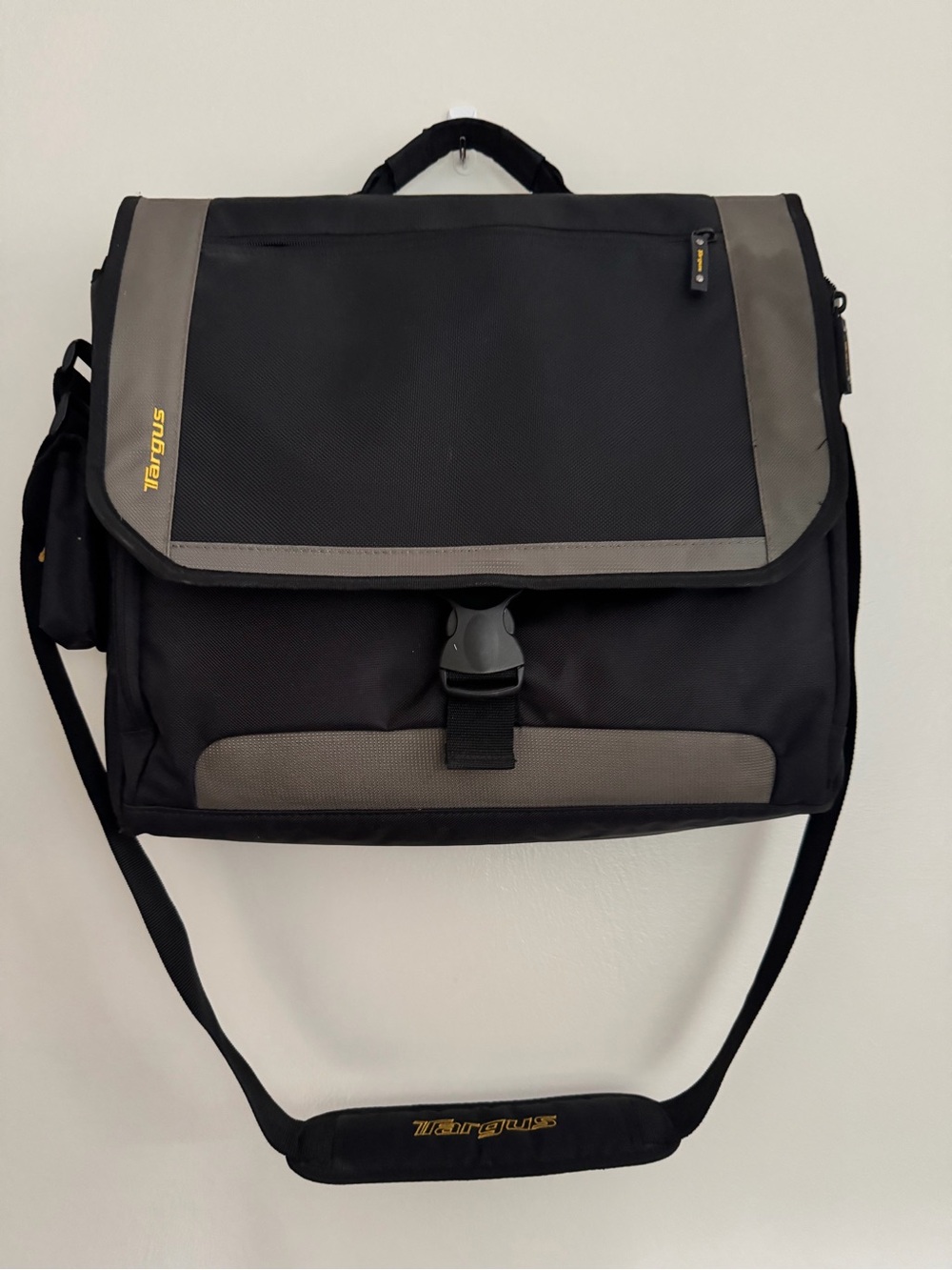 TARGUS CityGear Miami Messenger Bag - Large - 17" Laptop - Black w/Pockets/Strap